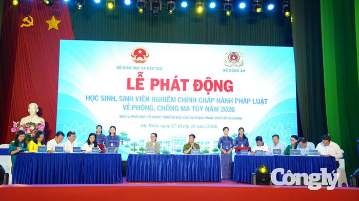 Các đơn vị đã thực hiện nghi thức ký kết "Tăng cường thực hiện công tác tuyên truyền, giáo dục phòng, chống ma túy trong trường học năm học 2026 - 2027".