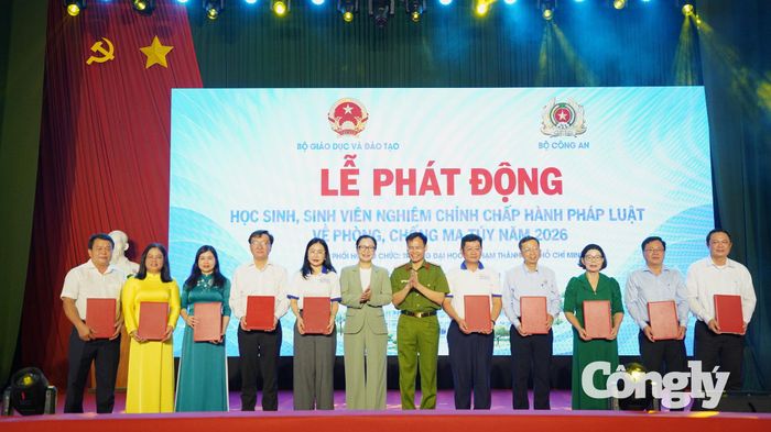 Đại diện Bộ GD&ĐT, Bộ Công an chụp hình cùng các đơn vị ký kết.