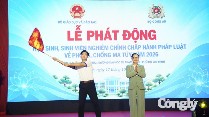Thứ trưởng Bộ GD&ĐT Nguyễn Thị Quyên Thanh trao cờ xuất quân cho sinh viên.