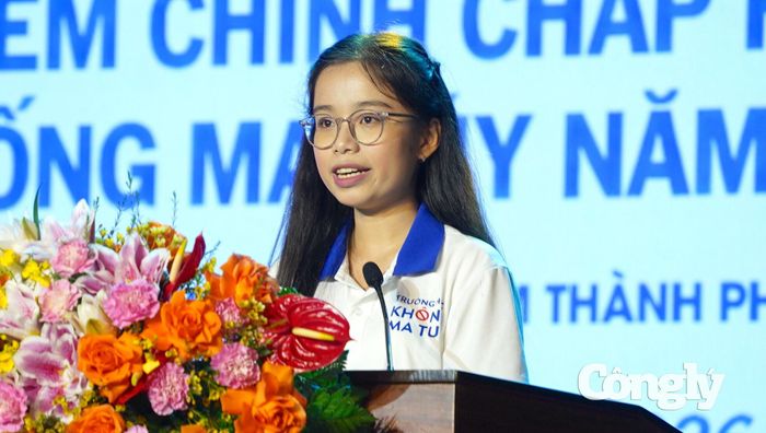 Em Nguyễn Huỳnh Kim Ngân, sinh viên Trường Đại học Sư phạm TP.HCM phát biểu.