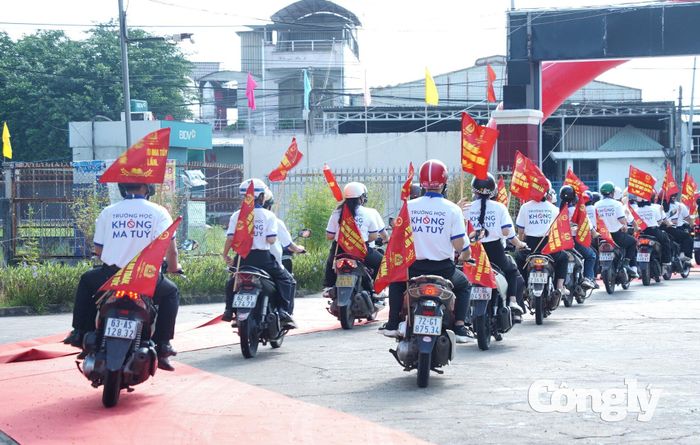 Ra quân diễu hành tuyên truyền về việc không sử dụng ma túy trong trường học.