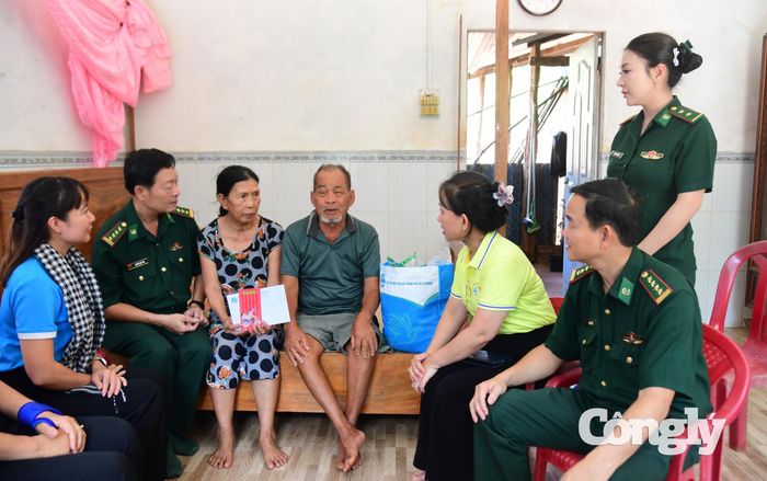 Ban tổ chức chương trình đến thăm, tặng quà gia đình chính sách trên địa bàn.