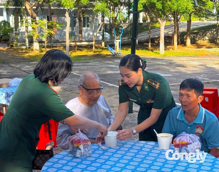 Chăm sóc bữa ăn an sinh cho người cao tuổi.