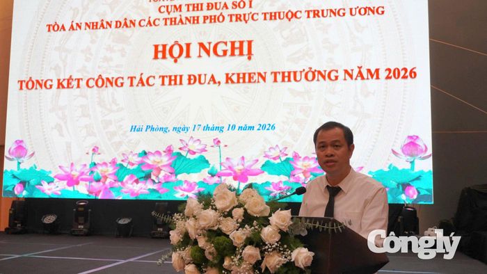 Phó Chánh Văn phòng TANDTC Nguyễn Việt Hùng trao đổi về công tác thi đua, khen thưởng.