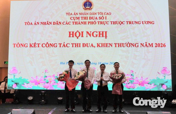  Phó Chánh án TANDTC Nguyễn Biên Thùy tặng hoa chúc mừng đơn vị Cụm trưởng, Cụm phó Cụm thi đua số 1 năm 2027.