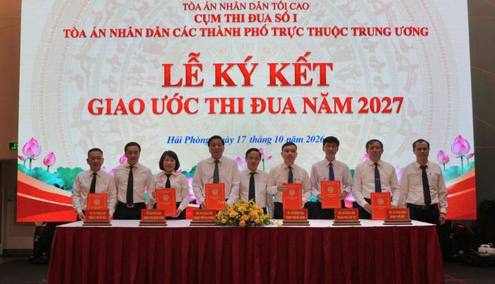 Phó Chánh án TANDTC Nguyễn Biên Thùy chứng kiến các đơn vị ký kết giao ước thi đua.