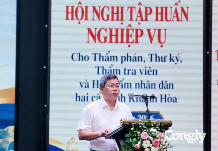 Ông Lương Xuân Lộc, Chánh án TAND tỉnh Khánh Hòa, phát biểu chỉ đạo tại hội nghị.