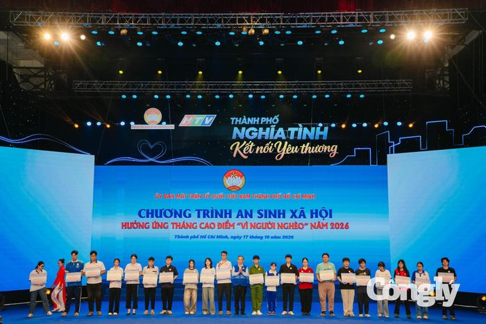 Phó Bí thư Thành ủy TPHCM Nguyễn Phước Lộc trao học bổng Nguyễn Hữu Thọ đến học sinh, sinh viên có hoàn cảnh khó khăn.
