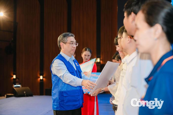 Chủ tịch Ủy ban MTTQ Việt Nam TP.HCM Nguyễn Phước Lộc trao bảng tượng trưng học bổng cho học sinh có hoàn cảnh khó khăn, đến đại diện các xã, phường.