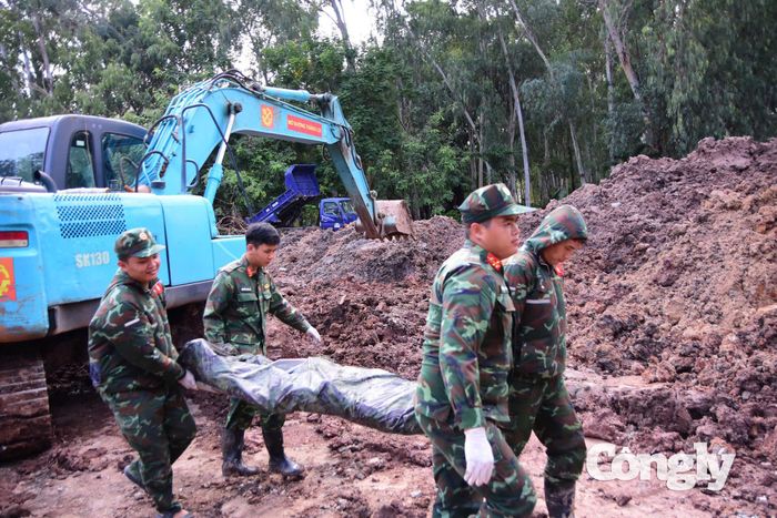Công tác tìm kiếm, quy tập hài cốt liệt sĩ tại Công viên Lê Thị Riêng đang tiếp tục được triển khai.