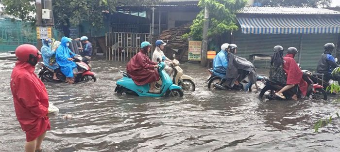 Sau mỗi cơn mưa lớn, nhiều tuyến đường ở TP.HCM lại chìm trong nước. Ảnh: Quốc Hải.