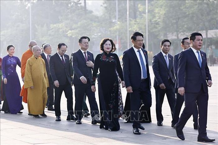  Đoàn đại biểu Quốc hội vào Lăng viếng Chủ tịch Hồ Chí Minh trước giờ khai mạc Kỳ họp thứ 2, Quốc hội khóa XVI.