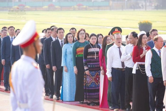 Đoàn đại biểu Quốc hội vào Lăng viếng Chủ tịch Hồ Chí Minh trước giờ khai mạc Kỳ họp thứ 2, Quốc hội khóa XVI.