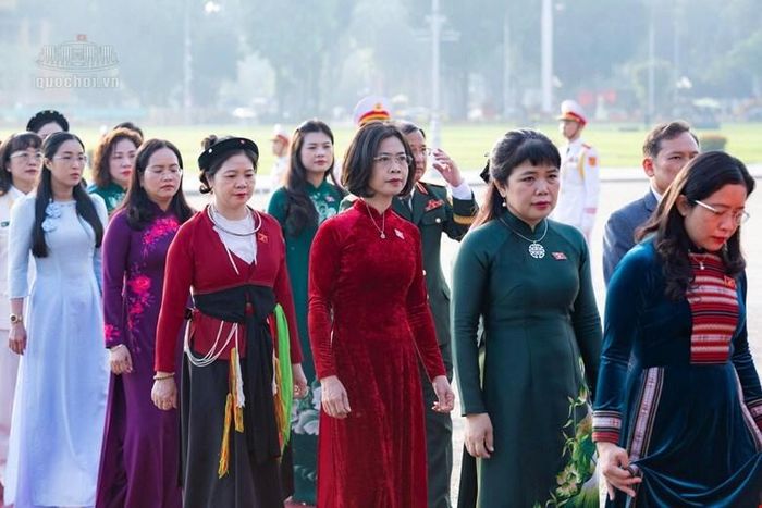Đoàn đại biểu Quốc hội vào Lăng viếng Chủ tịch Hồ Chí Minh trước giờ khai mạc Kỳ họp thứ 2, Quốc hội khóa XVI.