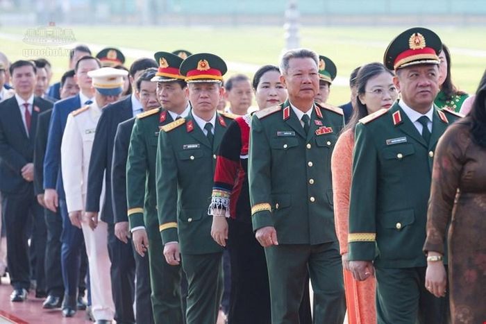 Đoàn đại biểu Quốc hội vào Lăng viếng Chủ tịch Hồ Chí Minh trước giờ khai mạc Kỳ họp thứ 2, Quốc hội khóa XVI.
