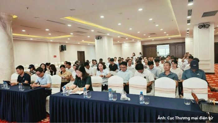 Hội nghị tập huấn thương mại điện tử cho gần 200 cán bộ quản lý, doanh nghiệp, hợp tác xã và hộ kinh doanh tại Hưng Yên ngày 15-16/10.
