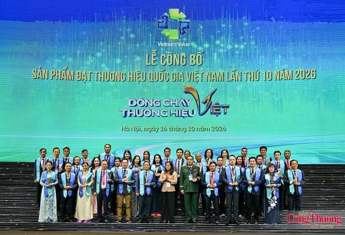 Bà Nguyễn Thị Sự, Phó Tổng giám đốc Thông tấn xã Việt Nam chụp ảnh chung với các đại diện các doanh nghiệp được vinh danh.
