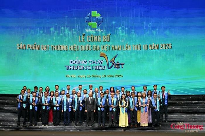 Thứ trưởng Bộ Công Thương Lương Hoàng Thái chụp ảnh chung với các đại diện các doanh nghiệp được vinh danh.