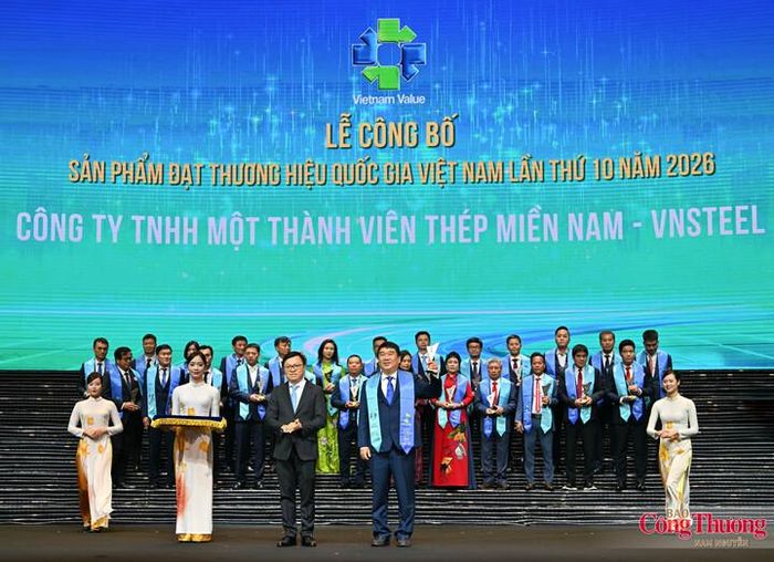 Đồng chí Lê Quốc Minh, Tổng Biên tập Báo Nhân Dân, Phó Trưởng Ban Tuyên giáo Trung ương, Chủ tịch Hội Nhà báo trao biểu trưng cho đại diện các doanh nghiệp được vinh danh tại Lễ Công bố sản phẩm đạt Thương hiệu quốc gia Việt Nam lần thứ 10 năm 2026.