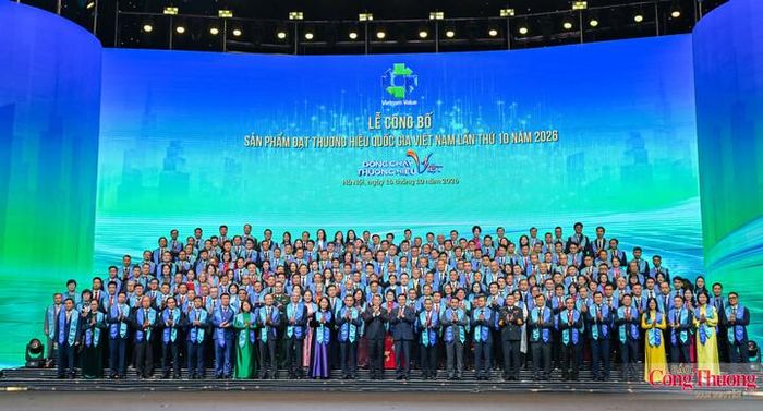 Thủ tướng Chính phủ Lê Minh Hưng và Bộ trưởng Bộ Công Thương Lê Mạnh Hùng cùng đại diện các doanh nghiệp được tôn vinh tại buổi lễ. 