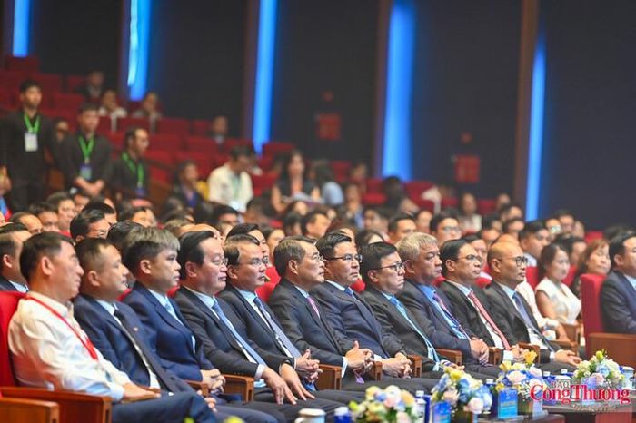 Cùng dự có lãnh đạo các ban, bộ, ngành Trung ương và địa phương; thành viên Hội đồng Thương hiệu quốc gia Việt Nam; đại diện các cơ quan ngoại giao, tổ chức quốc tế, hiệp hội, ngành hàng...