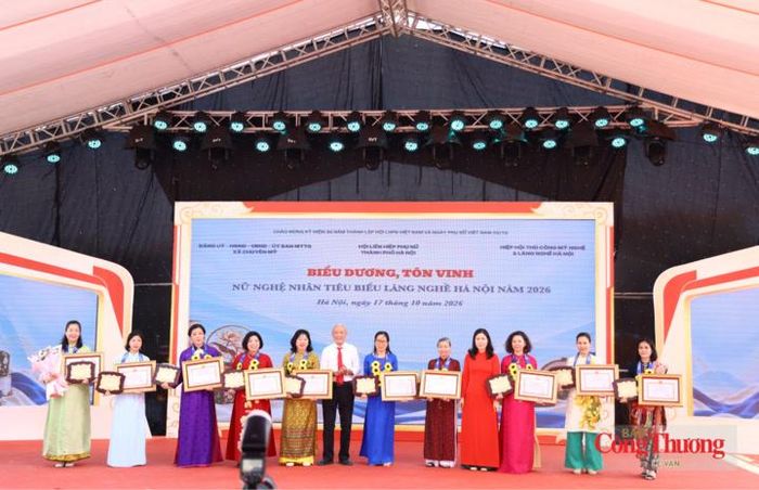 Biểu dương, tôn vinh 10 nữ nghệ nhân tiêu biểu làng nghề Hà Nội năm 2026.