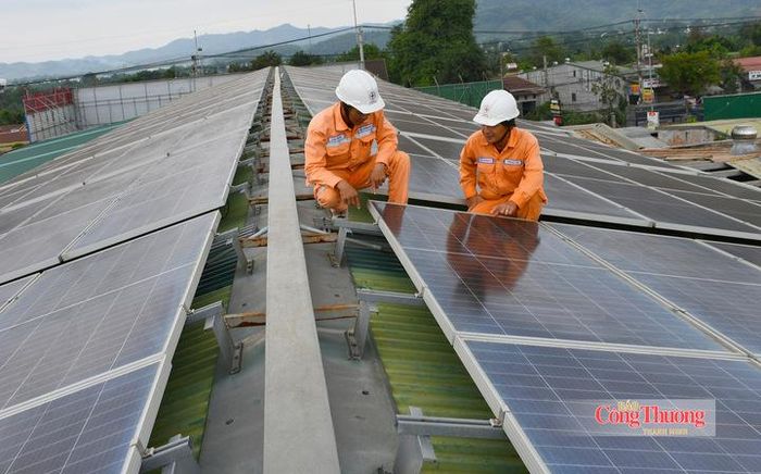 Hệ thống điện mặt trời mái nhà lắp đặt trên mái xưởng doanh nghiệp, góp phần bổ sung nguồn điện sạch và thúc đẩy chuyển dịch năng lượng.