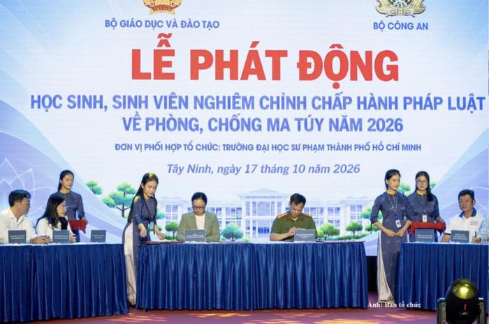 Đại diện các Sở Giáo dục và Đào tạo, cơ sở giáo dục đại học, cao đẳng, nghề nghiệp đã thực hiện nghi thức ký cam kết tại buổi lễ.