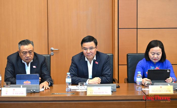Chủ nhiệm Ủy ban Kiểm tra Trung ương Trần Sỹ Thanh, Bộ trưởng Bộ Công Thương Lê Mạnh Hùng cùng các đại biểu tham gia phiên thảo luận.