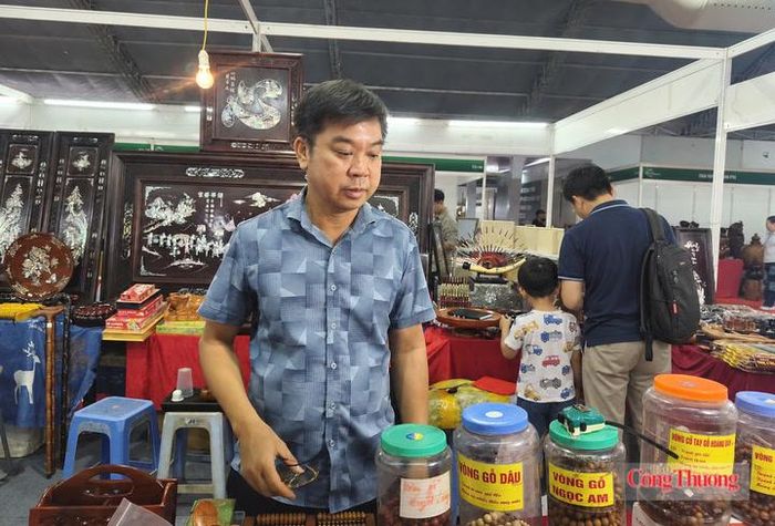Ông Nguyễn Văn Luật tại gian hàng trong khuôn khổ Hội chợ quốc tế quà tặng hàng thủ công mỹ nghệ Hà Nội năm 2026 (Hanoi Giftshow 2026).