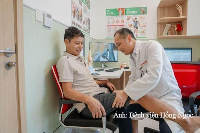 TS.BS Lê Quang Huy thăm khám cho bệnh nhân Thương trước phẫu thuật.