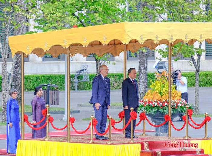 Tổng Bí thư, Chủ tịch nước Tô Lâm và Tổng thống Liên bang Thụy Sĩ Guy Parmelin bước lên bục danh dự.