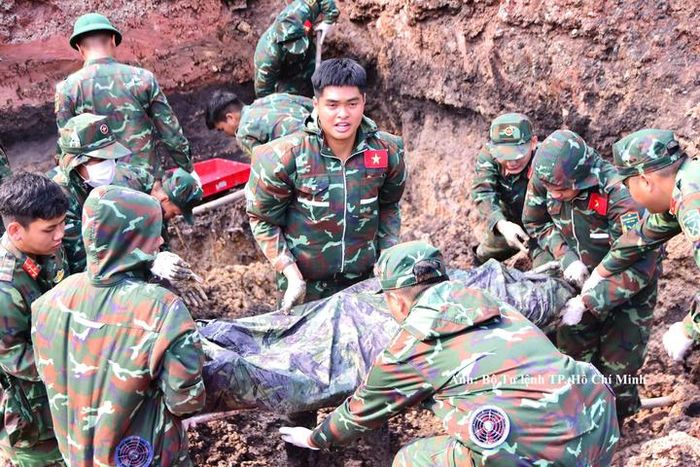 Trong ngày 17/10, các lực lượng tiếp tục phát hiện và quy tập thêm 13 bộ hài cốt liệt sĩ và 2 bộ di vật kèm theo tại Công viên Lê Thị Riêng