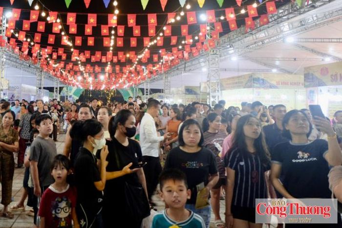 Hội chợ thương mại quốc tế Điện Biên năm 2026 thu hút đông đảo người dân và du khách.