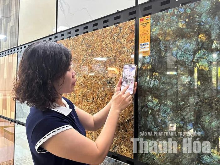 Chị Dương Thị Thúy, Giám đốc Công ty TNHH Thương mại dịch vụ Phước Thịnh, phường Hàm Rồng sử dụng công nghệ trong kinh doanh.
