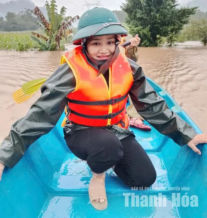 Chân dung chị Bùi Thị Yến, trưởng thôn Lâm Thủy, xã Thạch Quảng trong đợt mưa bão tháng 9/2026.