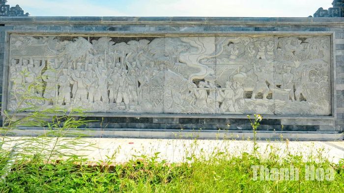 Bức phù điêu bằng đá khổ lớn tại Khu di tích căn cứ khởi nghĩa Ba Đình tái hiện lại cuộc khởi nghĩa. Ảnh: Hoàng Đông