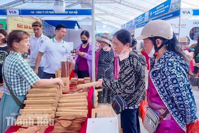 Đến với hội chợ lần này, anh Nguyễn Mạnh Cường, Giám đốc Công ty TNHH Bamboo & Wood Creation Việt Nam cho biết: “Tại đây, chúng tôi mang đến nhiều sản phẩm từ tre, luồng chất lượng cao, thân thiện với môi trường như ống hút, thớt, đĩa và các vật dụng thiết yếu trong căn bếp gia đình. Bên cạnh đó, công ty cũng giới thiệu một số sản phẩm mới như trà mâm xôi xạ đen, cà gai leo xạ đen... với thiết kế bao bì gọn gàng, tiện lợi, góp phần đa dạng hóa lựa chọn cho người tiêu dùng”.