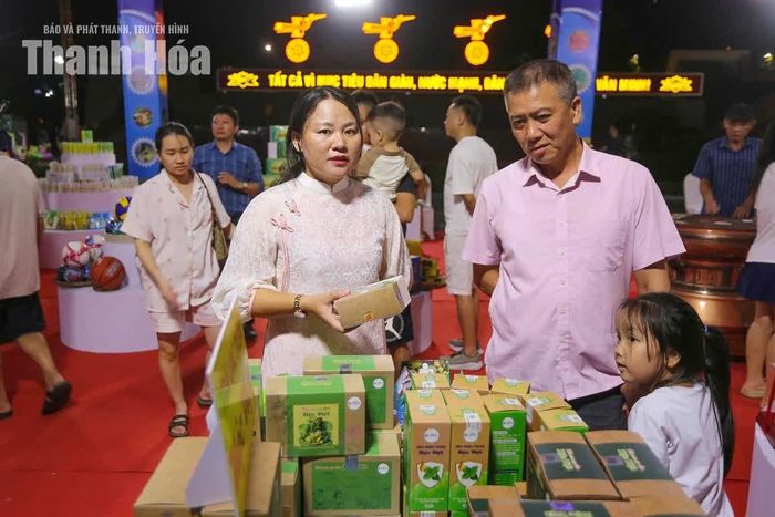 Không chỉ người mua hào hứng lựa chọn, các chủ gian hàng cũng nhiệt tình giới thiệu, tư vấn, tạo nên không khí giao thương nhộn nhịp tại Quảng trường Lam Sơn.