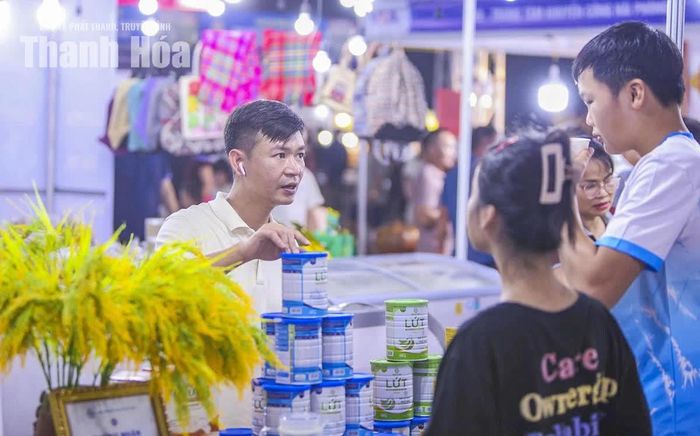 Hội chợ lần này có sự tham gia của các đơn vị đến từ nhiều vùng miền với danh mục sản phẩm phong phú, bao gồm sản phẩm công nghiệp nông thôn tiêu biểu, sản phẩm OCOP, đặc sản địa phương, hàng thủ công mỹ nghệ, sản phẩm làng nghề truyền thống, thực phẩm chế biến, đồ uống, hàng tiêu dùng, nguyên liệu sản xuất và thiết bị phục vụ sản xuất.