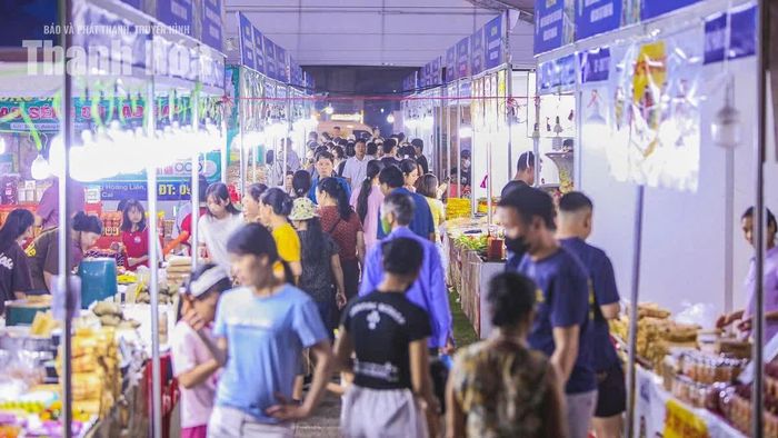 Các gian hàng được bố trí nối tiếp nhau, hàng hóa sắp xếp gọn gàng, bắt mắt, tạo thuận lợi cho người dân tham quan.