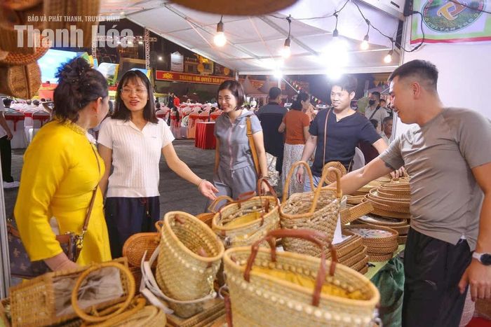 Sự hiện diện của nhiều địa phương cũng tạo nên không gian giao lưu giữa các sản phẩm mang đặc trưng vùng miền. Qua đó, những mặt hàng công nghiệp nông thôn, sản phẩm thủ công và đặc sản địa phương có thêm cơ hội tiếp cận khách hàng ngoài thị trường truyền thống, góp phần nâng cao khả năng nhận diện thương hiệu.