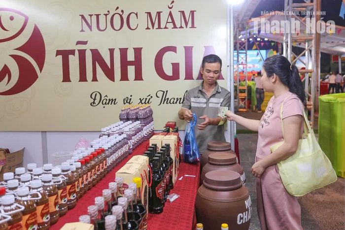 Tại nhiều gian hàng, người dân hào hứng dừng chân, chăm chú xem sản phẩm trước khi quyết định mua.