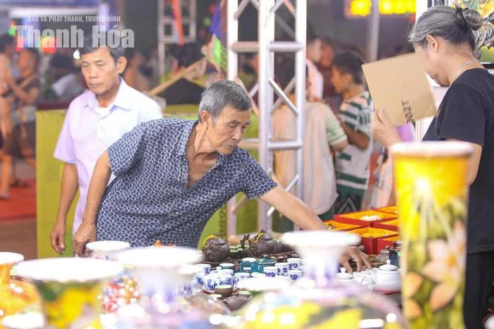 Hội chợ không chỉ tạo điểm đến mua sắm, tham quan cho người dân mà còn mở ra không gian kết nối giữa nhà sản xuất, đơn vị phân phối và người tiêu dùng. Qua đó, các sản phẩm công nghiệp nông thôn, sản phẩm OCOP và đặc sản vùng miền có thêm cơ hội khẳng định giá trị, mở rộng thị trường.