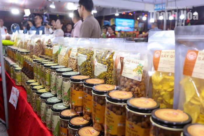 Mỗi gian hàng như một điểm giới thiệu văn hóa sản xuất và thế mạnh riêng của từng địa phương, từ các sản phẩm làng nghề truyền thống đến thực phẩm chế biến, đồ uống và hàng tiêu dùng.
