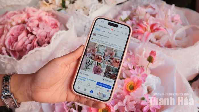 Các cửa hàng cập nhật mẫu hoa liên tục trên các nền tảng mạng xã hội để khách có thể lựa chọn.