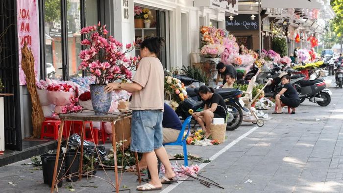 Không khí khẩn trương chuẩn bị cho ngày 20/10 tại các cửa hàng dọc “phố hoa” Triệu Quốc Đạt, phường Hạc Thành.
