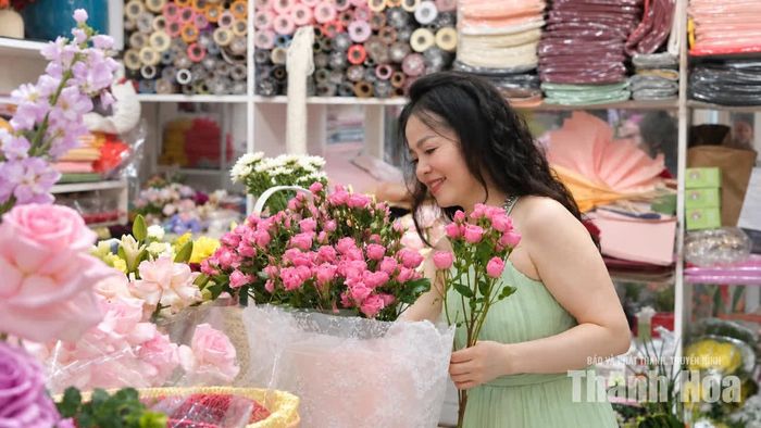 Chị Trịnh Thị Thao bận rộn chuẩn bị đơn hàng cho Ngày Phụ nữ Việt Nam 20/10.