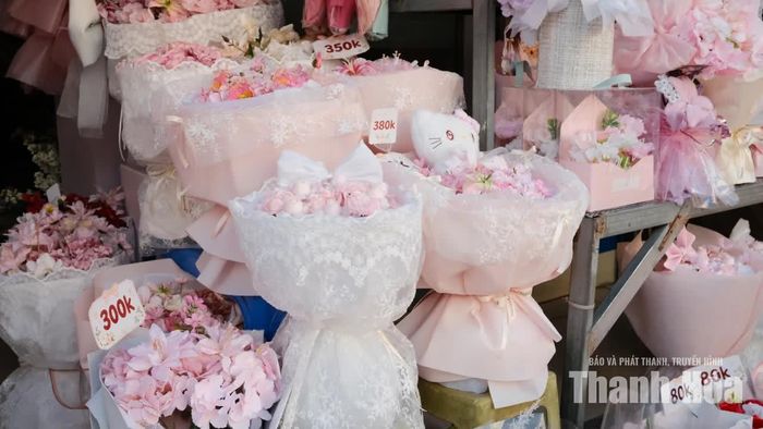 Các mẫu hoa lụa kèm gấu bông “được lòng” các bạn trẻ bởi giao diện xinh xắn, giá thành phải chăng.
