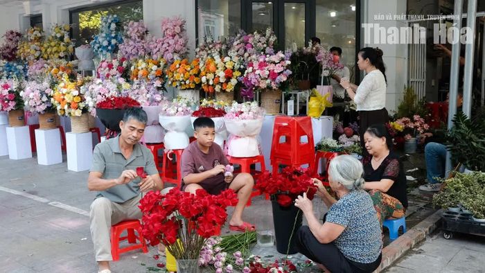 Ba thế hệ gia đình cùng tham gia cắt tỉa, sơ chế hoa, tất bật chuẩn bị nguồn hàng phục vụ nhu cầu dịp lễ.